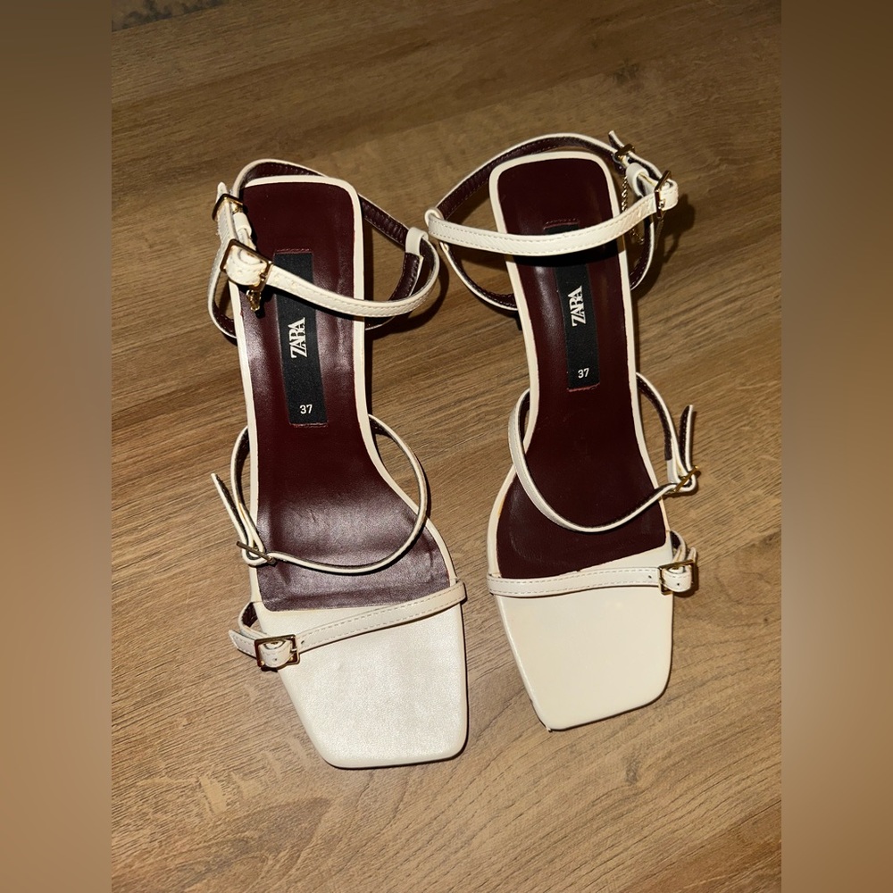 Zara Women's White Strappy Sandals with gold chain accent on strap - Picture 4 of 6